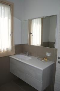 y baño con lavabo blanco y espejo. en Agriturismo Le Campagnole, en Bardolino