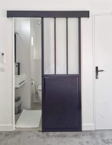 - Puerta negra en el baño con aseo en Paris Saint Cloud Hôtel en Saint-Cloud