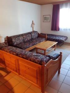 a living room with a couch and a table at Apartment Wanderlust Gerlitzen in Kanzelhöhe