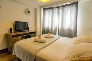 ein Schlafzimmer mit einem Bett mit zwei Handtüchern darauf in der Unterkunft 15 Rhône beau T2 avec parking gratuit in Annecy
