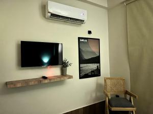 TV a/nebo společenská místnost v ubytování LOKAL Rooms x Swat River