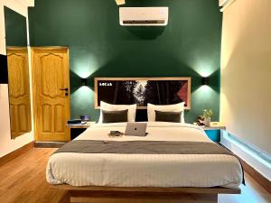 Katil atau katil-katil dalam bilik di LOKAL Rooms x Swat River
