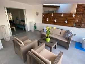 een woonkamer met banken en een tafel en stoelen bij Casa Azzuro - Luxurious Modern Apartment Kapparis in Paralimni
