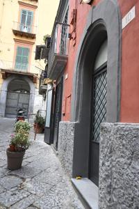 un edificio con un arco su una strada di B&B Palazzina Avallone a Napoli