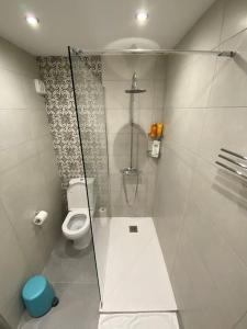 Ванная комната в Casa Azzuro - Luxurious Modern Apartment Kapparis