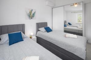 sypialnia z 2 łóżkami i lustrem w obiekcie Relaxing Oasis near Porec w Poreču