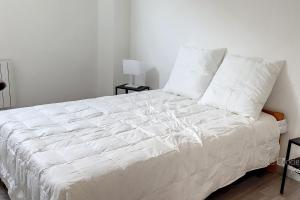 a large white bed with white sheets and pillows at AMX3 - L'horizon des vues de l'espace et du bien être in Ault