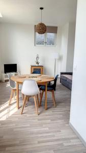 a dining room with a table and chairs at AMX3 - L'horizon des vues de l'espace et du bien être in Ault