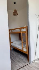 - une chambre avec 2 lits superposés dans l'établissement L'horizon  des vues de l'espace et du bien être, à Ault