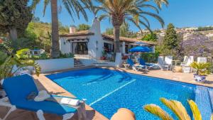 Bazén v ubytování Villa Paraiso Azul Salobrena by Ruralidays nebo v jeho okolí