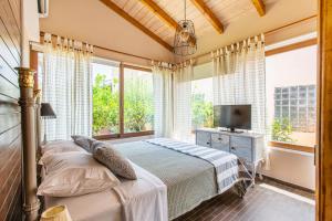 A bed or beds in a room at Anna's Sea House near to a sandy beach!