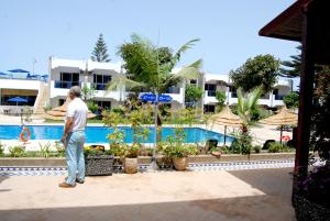 Piscina de la sau aproape de Hotel Al Khaima