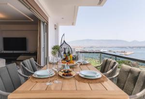 een eettafel met uitzicht op de oceaan bij Divine Residence, a SeaView Retreat, By ThinkVilla in Piraeus