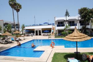 Piscina de la sau aproape de Hotel Al Khaima