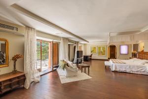 duży salon z łóżkiem i kanapą w obiekcie Villa Hacienda del Mar w Marbelli +37 zdjęć