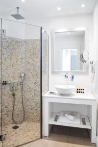 Kúpeľňa v ubytovaní Marpunta Resort, Santikos Collection