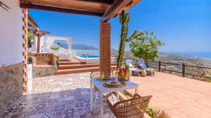 Bazén v ubytování Villa Javier de Torrox by Ruralidays nebo v jeho okolí