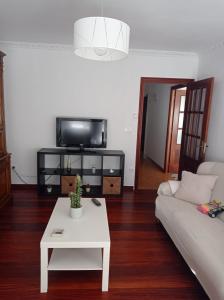 TV a/nebo společenská místnost v ubytování Vivienda amplia y luminosa a escasos metros de la playa de Cangas.