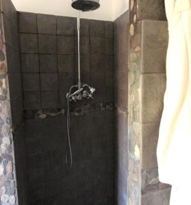 A bathroom at Casa Relax, un uliveto sul mare.