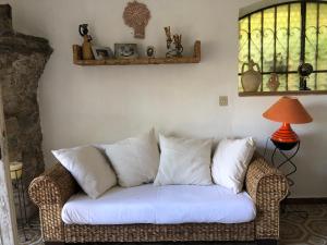 A seating area at Casa Relax, un uliveto sul mare.