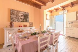 - une cuisine et une salle à manger avec une table et des chaises dans l'établissement Casa Vacanza Brucoli Mare 2, à Brucoli