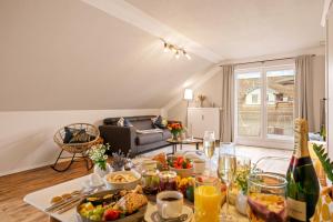 a living room with a table with food and drinks at Ferien-Apartment Riedperle - mit priv Strandzugang in Friedrichshafen