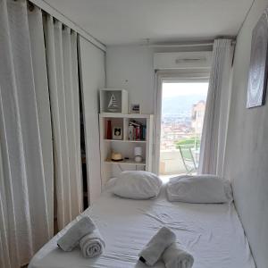 - une chambre avec un lit et une grande fenêtre dans l'établissement Appartement Standing Marseille 2 chambres 6 pers Clim Parking JO, à Marseille