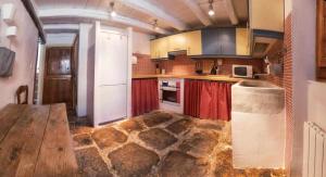 eine Küche mit einem Holztisch im Zimmer in der Unterkunft Casa Rural La Chascona in Pedrajas