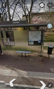 una parada de autobús con un banco delante en Jolie chambre indépendante, en Limoges