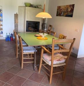 comedor con mesa verde y sillas en Casale Mavianda, en San Lorenzo Nuovo