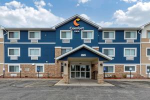 un edificio azul con la parte delantera de un hotel en Comfort Inn Mount Pleasant - Racine, en Racine
