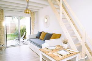 una sala de estar con un sofá y una mesa en "Studiocaroline44", 2 studios entre la ville et la mer, parking, cuisine, moins de 15min de l'aéroport, en Bouaye