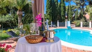 Basen w obiekcie Villa Isabel Malaga - Churriana by Ruralidays lub w pobliżu