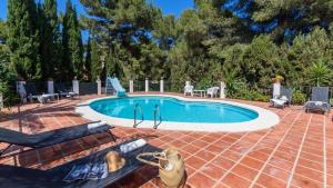Basen w obiekcie Villa Isabel Malaga - Churriana by Ruralidays lub w pobliżu
