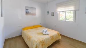 sypialnia z łóżkiem i dwoma ręcznikami na nim w obiekcie Villa Isabel Malaga - Churriana by Ruralidays w Maladze