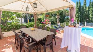 Basen w obiekcie Villa Isabel Malaga - Churriana by Ruralidays lub w pobliżu