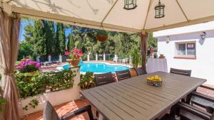 Basen w obiekcie Villa Isabel Malaga - Churriana by Ruralidays lub w pobliżu
