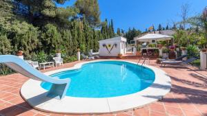 Basen w obiekcie Villa Isabel Malaga - Churriana by Ruralidays lub w pobliżu