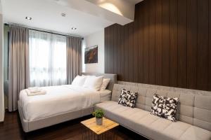 A bed or beds in a room at โรงแรมอินฟินิทเกษตร