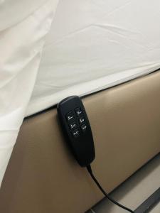 a black computer mouse plugged into a bed at Ergosuites in Figueira da Foz