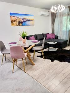 sala de estar con sofá, mesa y sillas en Apartments Relax 3&4, en Varna
