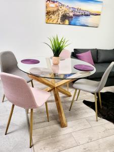 comedor con mesa y sillas en Apartments Relax 3&4, en Varna