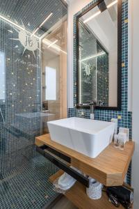 uma casa de banho com uma banheira branca e um chuveiro em Helios Guest House em Cagliari