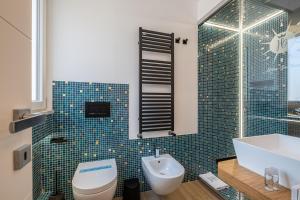 uma casa de banho com um WC e um lavatório em Helios Guest House em Cagliari