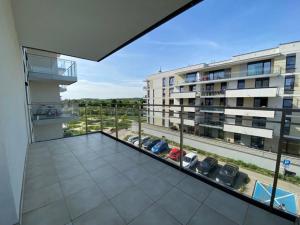 Apartament z balkonem z widokiem na parking w obiekcie Apartament Miłosz w mieście Ełk