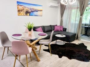 sala de estar con mesa y sofá en Apartments Relax 3&4, en Varna