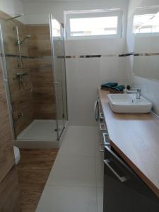 łazienka z umywalką i prysznicem w obiekcie Apartament Miłosz w mieście Ełk