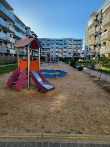 Plac zabaw dla dzieci w obiekcie Apartament Miłosz
