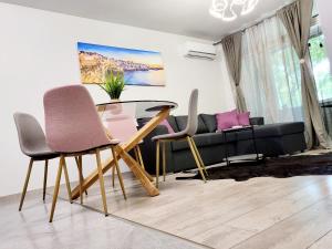 sala de estar con mesa de cristal y sofá en Apartments Relax 3&4, en Varna