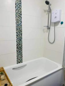Ванная комната в 2 Bed Self Contained Apartment Wrexham